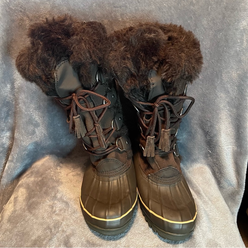 Khombu Size 6 Women's Snow Boots